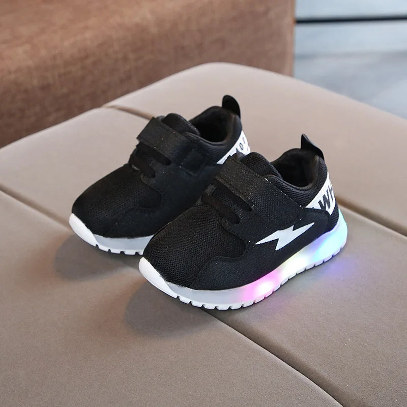 Fashion LED Shoes Sneakers Kids Breathable Mesh Casual Shoes Boys Girls Lightweight Glowing Tennis Shoes Outdoor Running Shoes